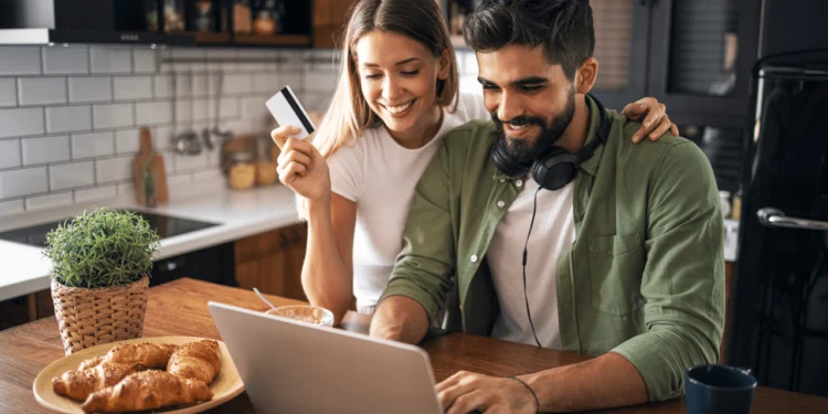 Couple shops online despite America's debt spiral.